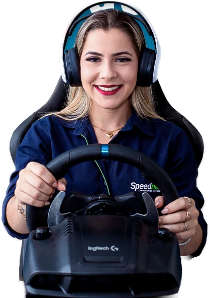 Arielly jogando com headset e volante