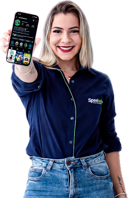 Arielly, apresentadora da Speednet Acará, segurando um celular
