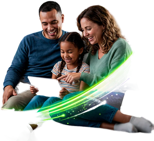 Família usando um tablet na sala de casa
